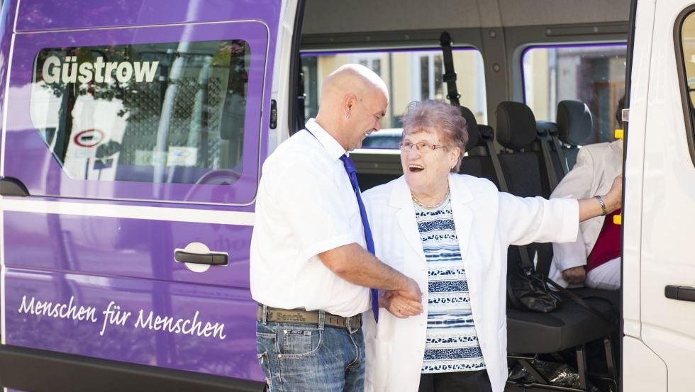 Pomocne przy wsiadaniu i wysiadaniu. // © Jörn Lehmann Photograph Pomocne przy wsiadaniu i wysiadaniu. // © Jörn Lehmann Photograph