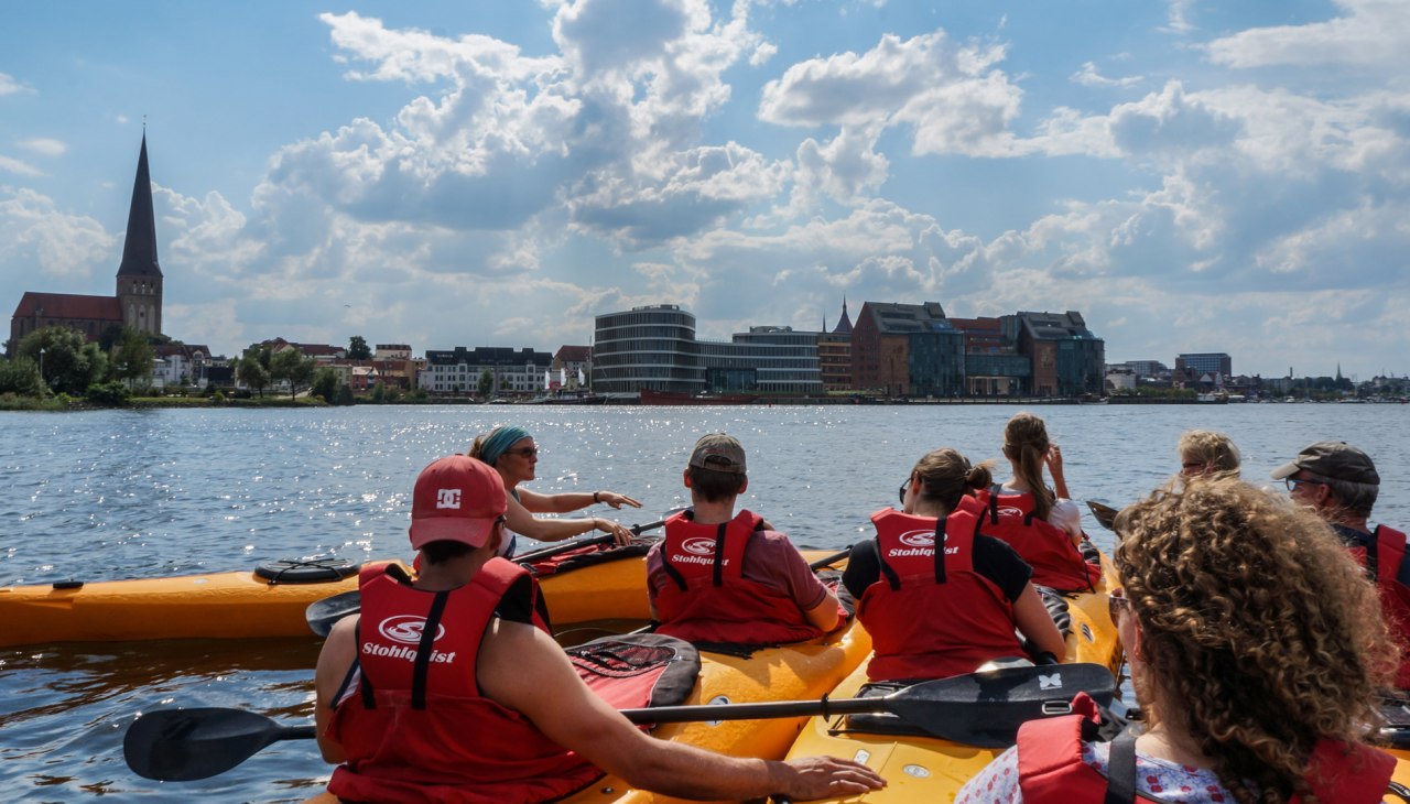 Paddling group with city scenery, © Ronald Kley