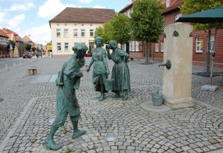 Anstelle des alten Brunnens stehen jetzt drei Bronzefiguren. // © Gabriele Skorupski Anstelle des alten Brunnens stehen jetzt drei Bronzefiguren. // © Gabriele Skorupski