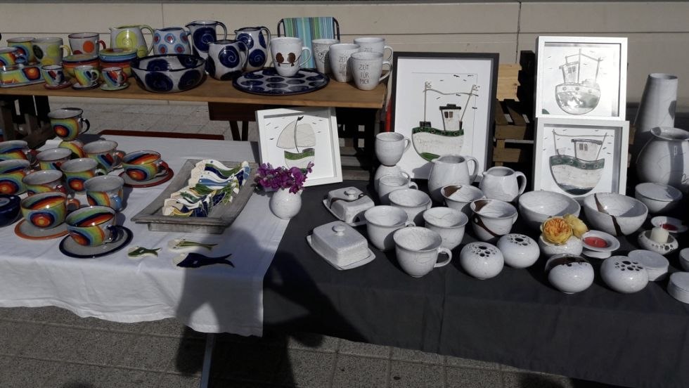 Servies met wit en gekleurd craqueléglazuur, © Karoline Höppner
