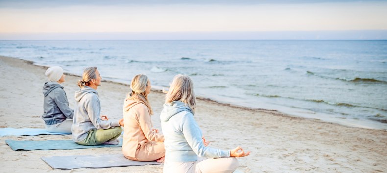 Meditation am Strand | Symbolfoto // &copy; Adobe Firefly (KI-generiert)