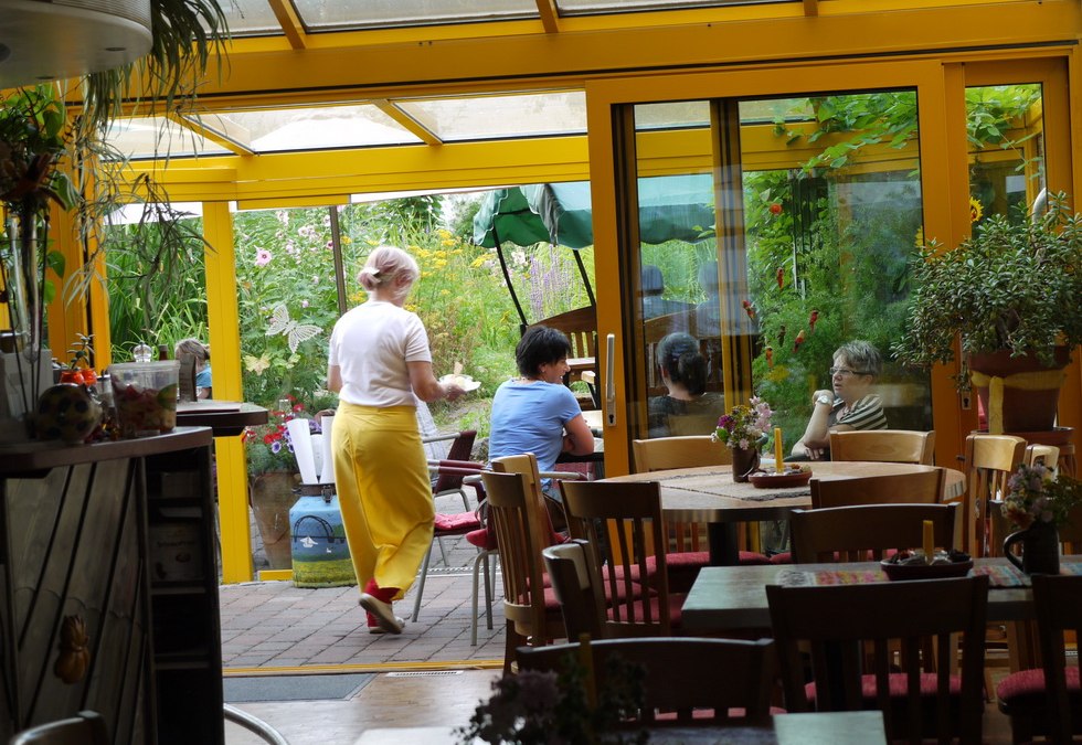 Vanuit het restaurant leidt de serre direct naar de tuin, © Gerhard Mersch