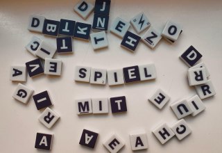 Letter tiles are mixed up, in the middle the words are formed Game with, © Stadtbibliothek Stralsund