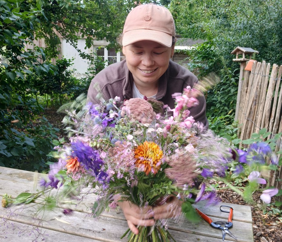 Leonie Korbach laat zien hoe je een boeket bloemen schikt // © Angela Pfennig Leonie Korbach laat zien hoe je een boeket bloemen schikt // © Angela Pfennig