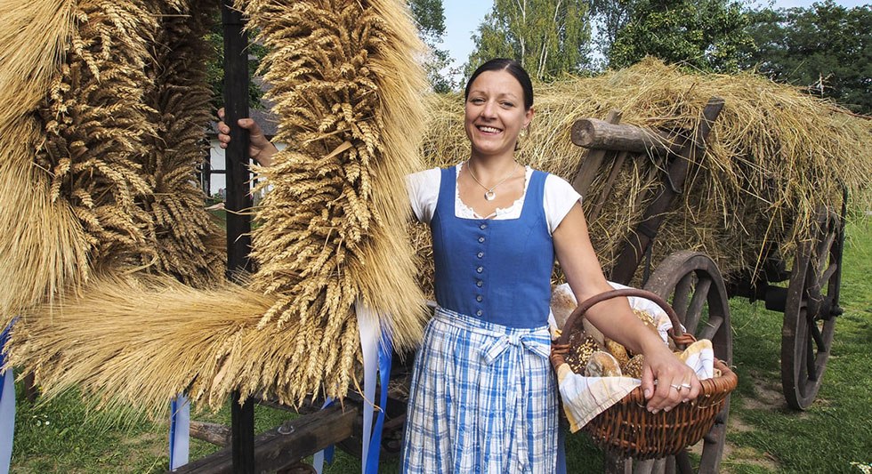 Wybierana jest najpiękniejsza korona żniwna. // &copy; Freilichtmuseum Klockenhagen