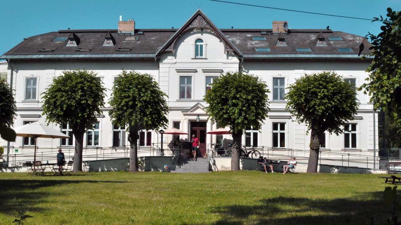 Gut Nisdorf - dawny dworek, a obecnie hotel ekologiczny - z radością przyjmuje r&oacute;wnież gości kawiarni w naszej kawiarni ogrodowej. Dla naszych gości nocujących - i po wcześniejszym uzgodnieniu r&oacute;wnież dla gości dziennych - mamy wystawne śniadanie w formie bufetu i kolację - wszystko w 100% ekologiczne. Zadzwoń do nas!, &copy; Achim Ecker