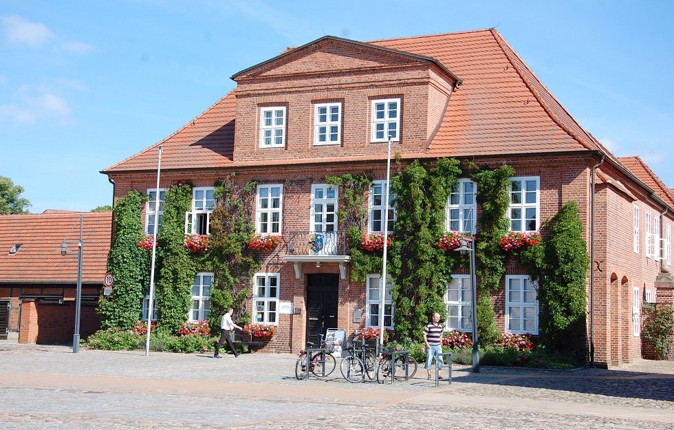 Het huidige stadhuis was oorspronkelijk een kartonfabriek en het gerechtsgebouw., © Gabriele Skorupski