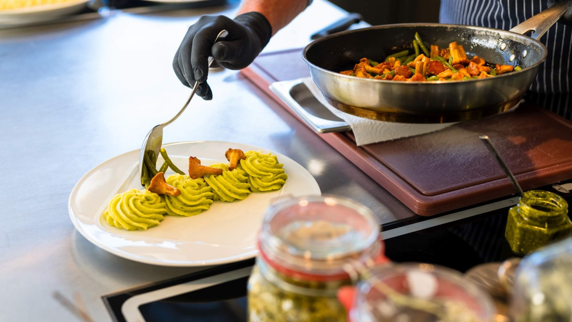 At the cooking course in the "Villa mit Sonnenhof" on the island of Rügen, guests learn to prepare healthy things with herbs., © TMV/Tiemann During the cooking course at the "Villa mit Sonnenhof" on Rügen, guests learn how to prepare healthy dishes with herbs. - A plate is prepared.