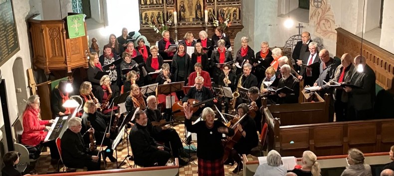 Christa Maier (center) with choir and orchestra in the village church of Pinnow, here a recording from last year. // © Förderverein Pinnower Orgel e.V. Christa Maier (center) with choir and orchestra in the village church of Pinnow, here a recording from last year. // © Förderverein Pinnower Orgel e.V.
