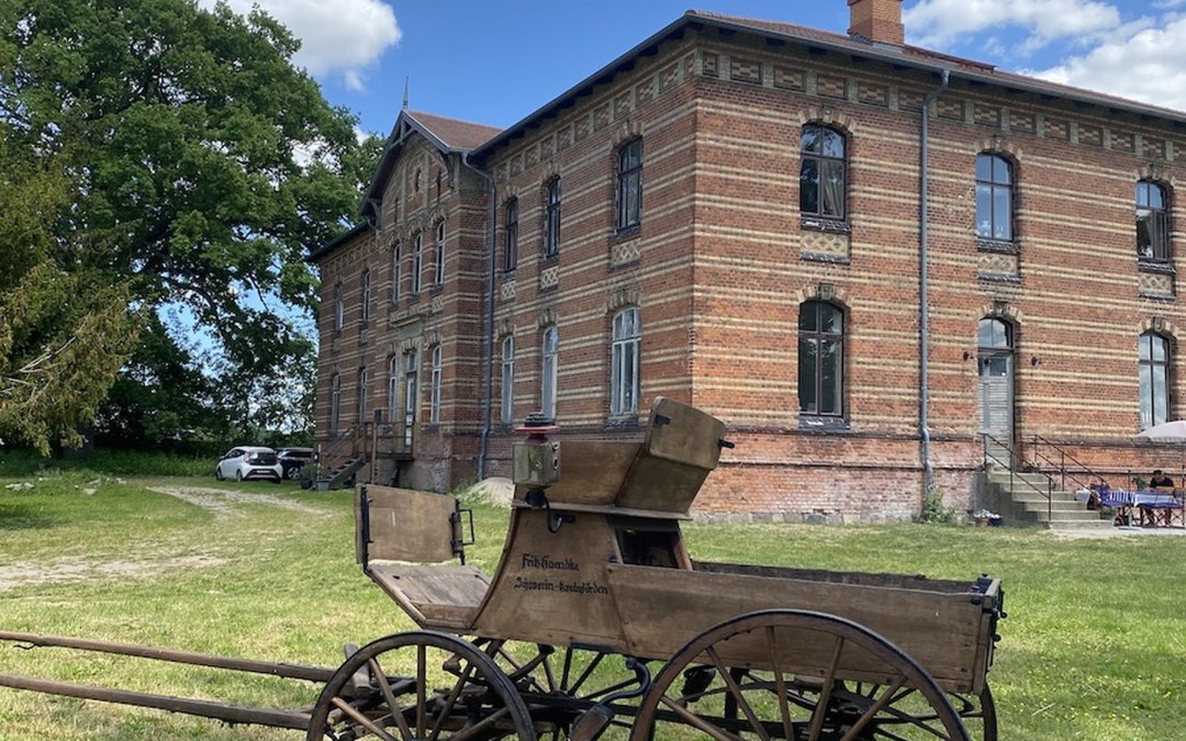 Historic carriage in front of the Niendorf manor house, © Gutshaus Niendorf