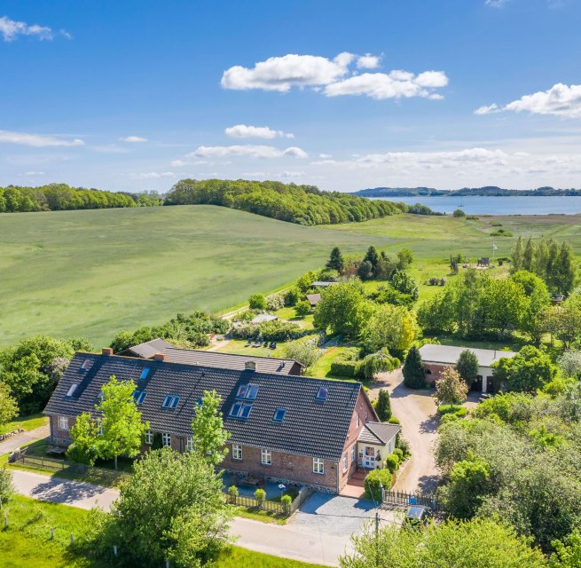 Das Vogelhaus Gobbin aus der Luft mit dem Blick nach S&uuml;den auf die Insel Vilm // &copy; Vogelhaus Gobbin