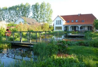 House yard side, &copy; Heidi R&ouml;&szlig;ler