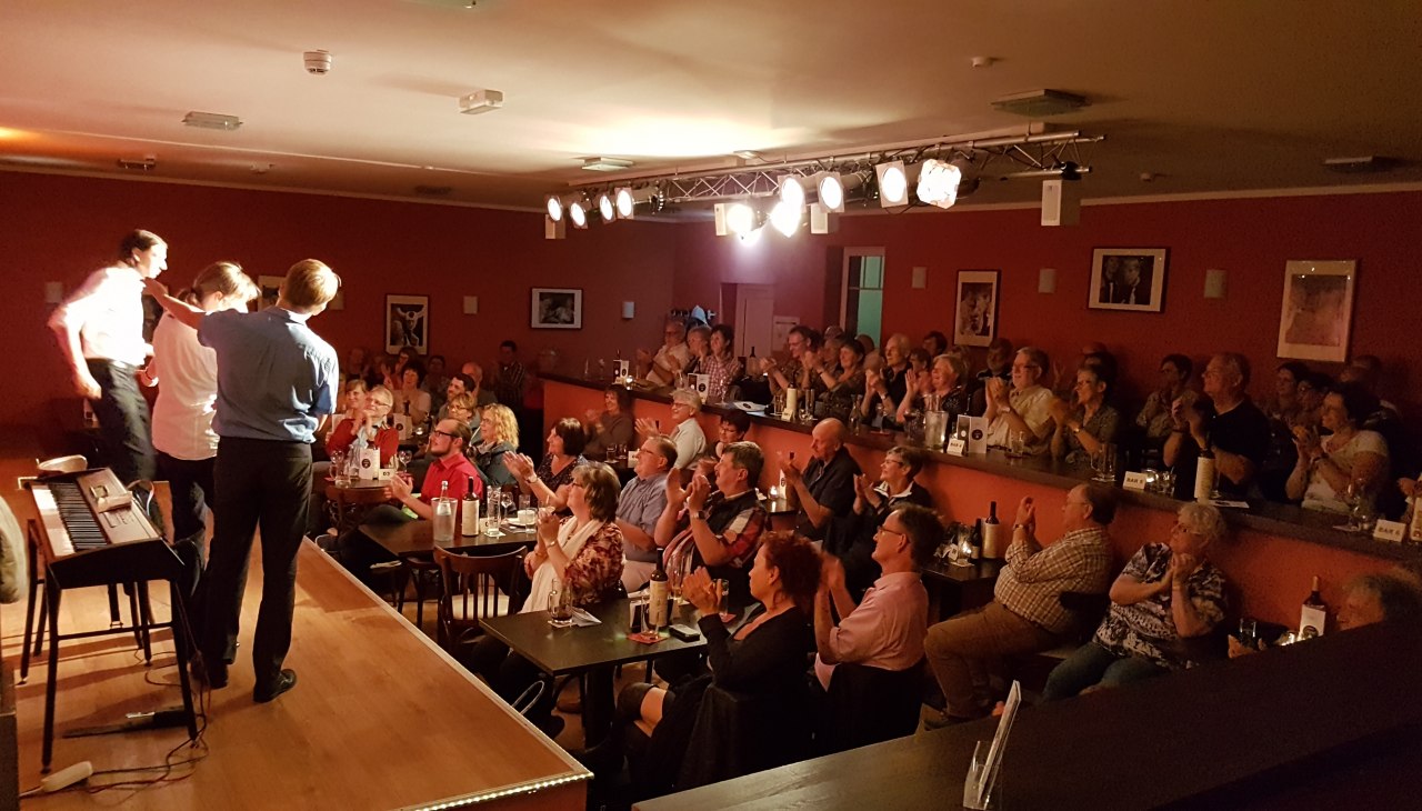 Speelzaal van cabaret Lachmöwe, © Lachmöwe