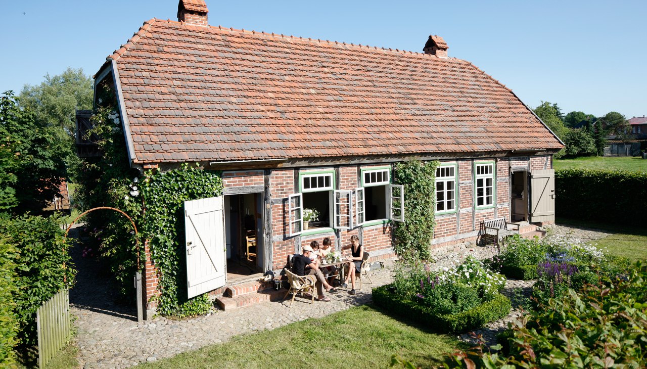 Ontbijtterras voor het oude daglonershuisje, © Hauke Dressler Ontbijtterras voor het oude daglonershuisje, © Hauke Dressler