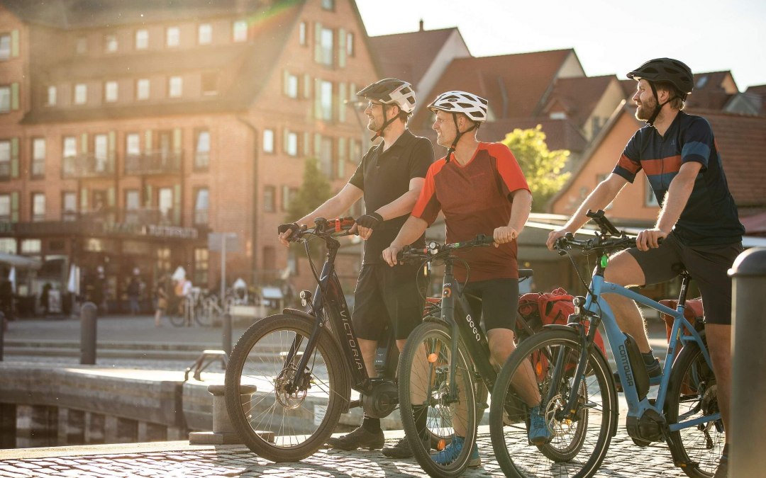 Reizen op een e-bike langs de promenade langs het water in Waren (Müritz), © TMV/Scheibe Reizen op een e-bike langs de promenade langs het water in Waren (Müritz), © TMV/Scheibe