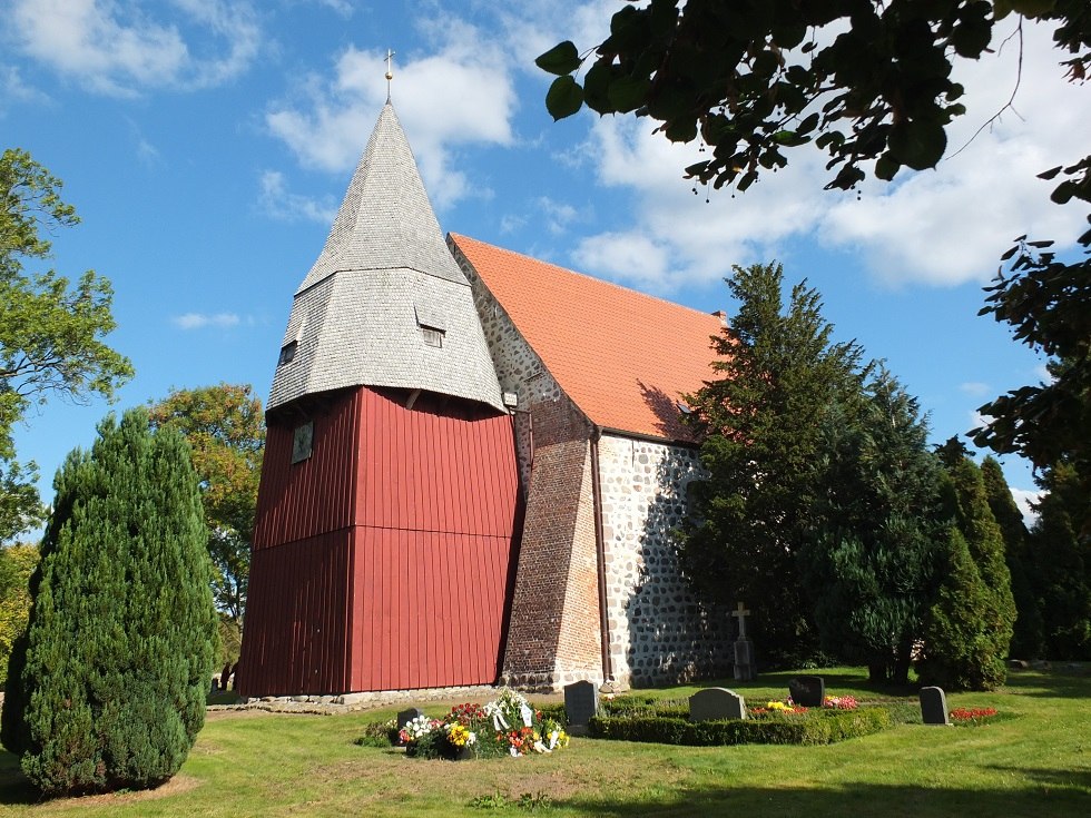 Zijaanzicht van de Tribohmer veldsteenkerk vanuit het zuiden, &copy; Martin Hagemann