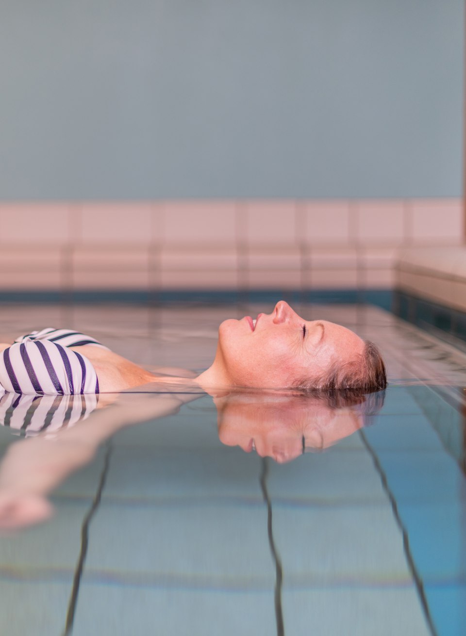 Relax in the thermal brine floating pool at the Waren spa center, © Kurzentrum Waren (Müritz) A woman relaxes in the thermal brine floating pool at the Waren spa center