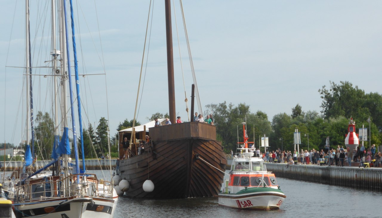 In september 2015 werd het tandwiel de stadshaven in de kustplaats Ueckermünde binnengesleept en kan nu worden bekeken., © Uta Sommer In september 2015 werd het tandwiel de stadshaven in de kustplaats Ueckermünde binnengesleept en kan nu worden bekeken., © Uta Sommer