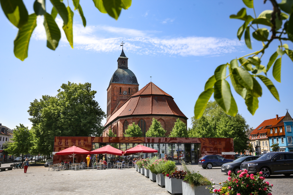 Rynek Ribnitz-Damgarten z kościołem Mariackim, © TMV/Gohlke
