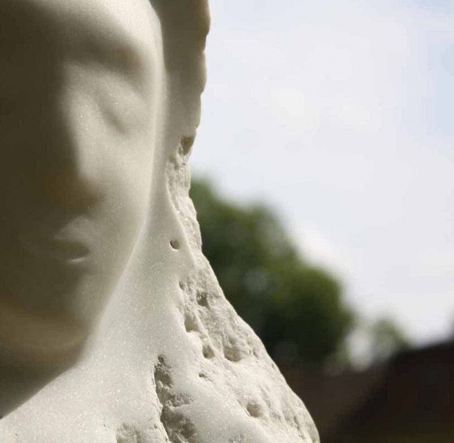 Anne-Katrin Altwein: Allonge. Marmor. Atelier ARQUOIA Ausstellung und Skulpturengarten in Ivenack // &copy; Foto: Raphael Wolf