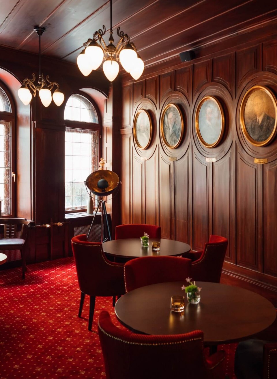 Restauracja i winiarnia Uhle w Schwerinie od środka