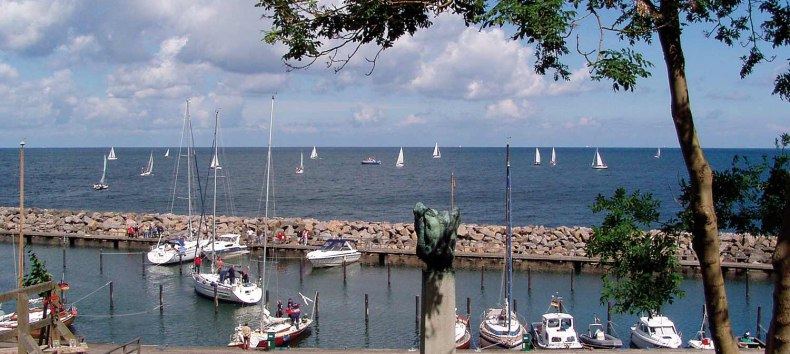 Harbor with boats and a stone pier // © Touristik Lohme GmbH Harbor with boats and a stone pier // © Touristik Lohme GmbH
