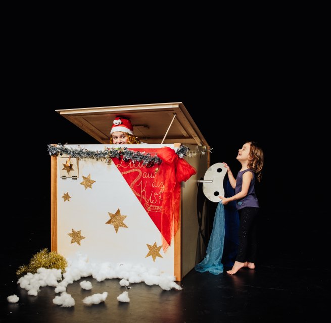 Magdalena von Rhoden spielt „Weihnachtslieder aus der Kiste“ // © TheresaLangeFotografie Magdalena von Rhoden spielt „Weihnachtslieder aus der Kiste“ // © TheresaLangeFotografie
