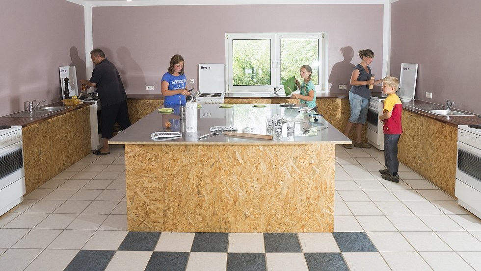 Koken, bakken, sissen op 5 kookplaten met een groot werkoppervlak, © Campingplatz Seehof GmbH