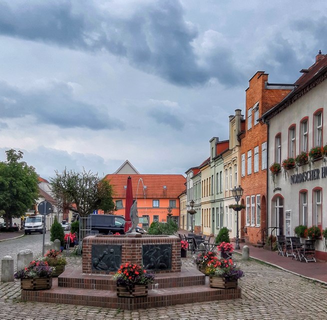 Market square with fountain Krakow am See // &copy; Gabriele Riech