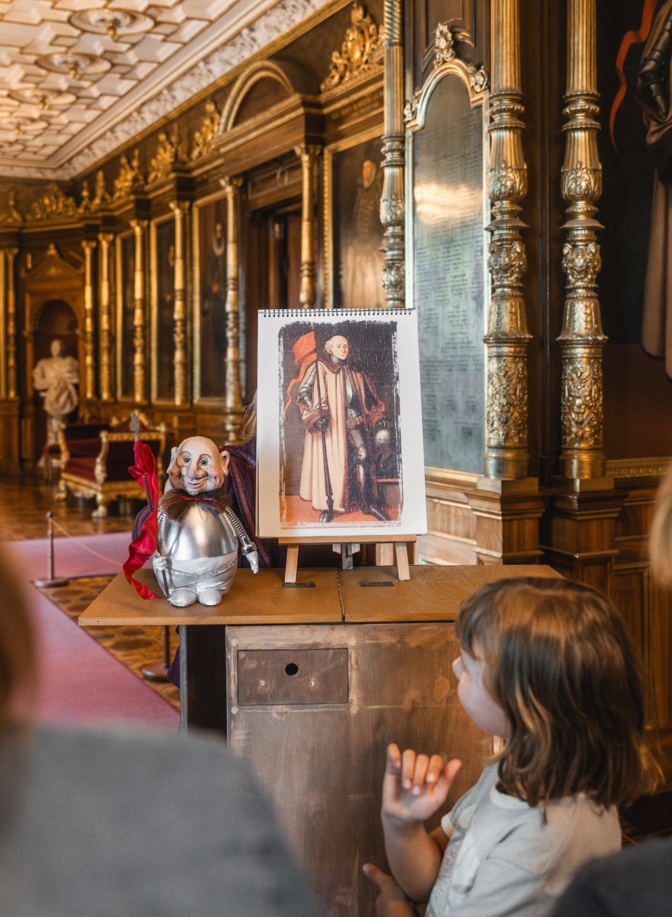 Enthousiaste kinderen beleven een magische rondleiding door kasteel Schwerin, begeleid door een fascinerende poppenkastvoorstelling