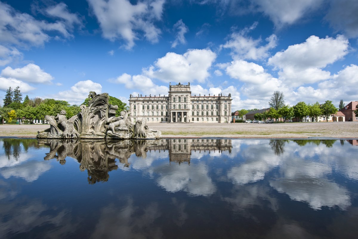 Pałac Ludwigslust z odbiciem w stawie Karauschenteich // © SSGK MV / Jörn Lehmann Pałac Ludwigslust z odbiciem w stawie Karauschenteich // © SSGK MV / Jörn Lehmann