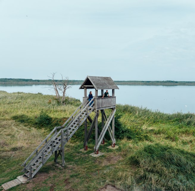 Wieża widokowa Riether Stiege nad Zalewem Szczecińskim wykonana z drewna i z dalekim widokiem