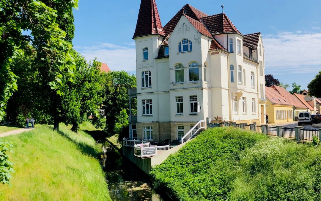 De Art Nouveau villa op de stadsmuren is een juweel van de stad Güstrow., © Andy Haensch