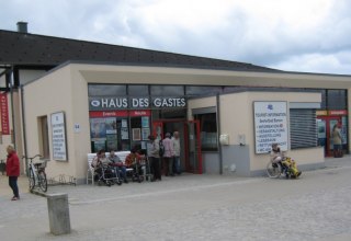 Het "Haus des Gastes" geeft informatie over de stad direct op de pier in Bansin., © TMV/Klüber