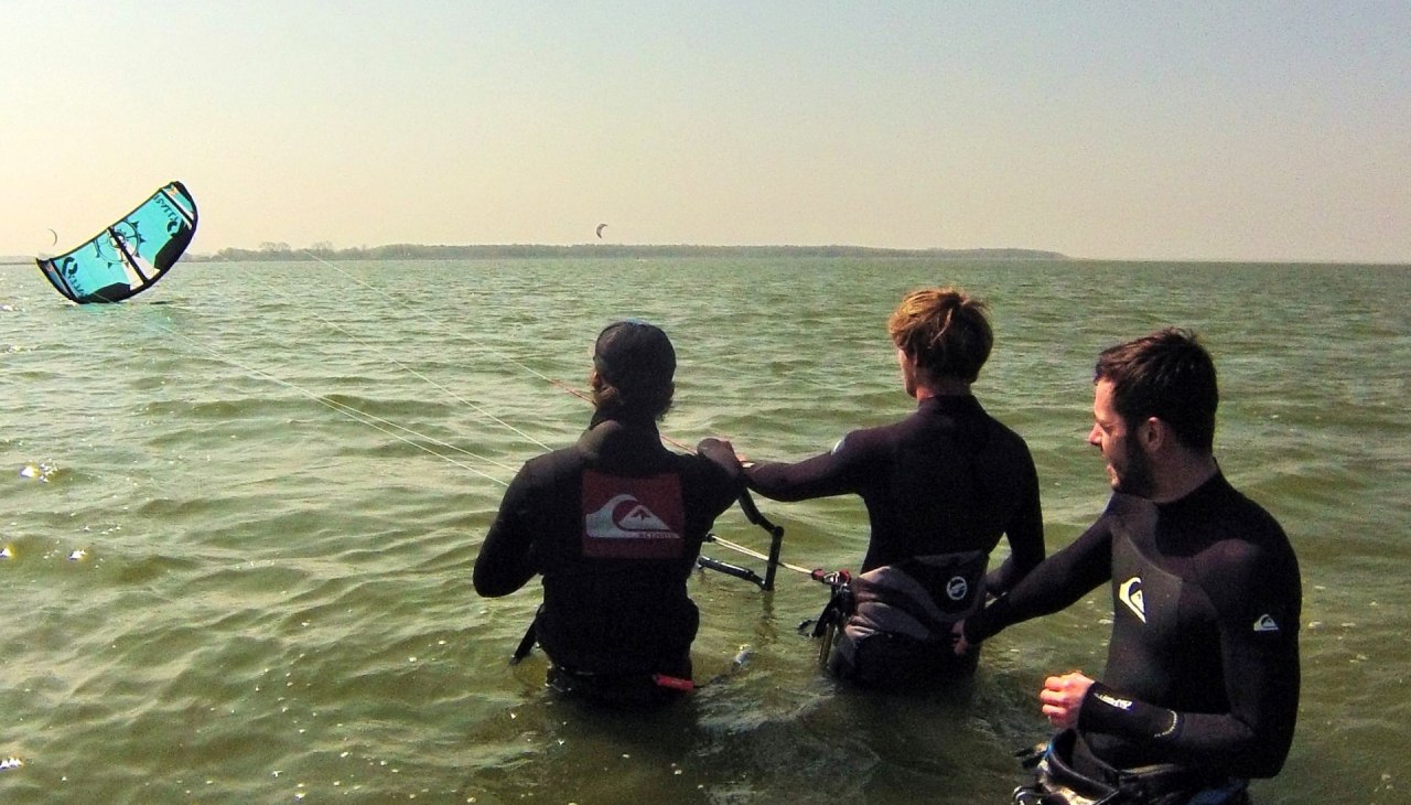 Kitesurftraining (vliegschool) bij de SURFBUS op de Saaler Bodden, © Supremesurf