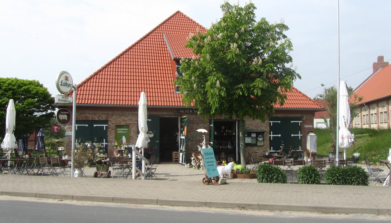 Widok z zewnątrz starej owczarni w Basedow - kawiarnia z małą wystawą, © G. Marin-Ziegler