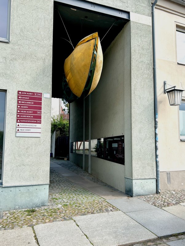 The Poetry Window is located at Mühlenstraße 41 in Stralsund, right under the whale. // © @ankevomsund The Poetry Window is located at Mühlenstraße 41 in Stralsund, right under the whale. // © @ankevomsund