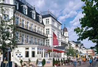 De stralend witte 'B&auml;derarchitektur' op Usedom is een bijzondere blikvanger // &copy; MV-T/Grundner