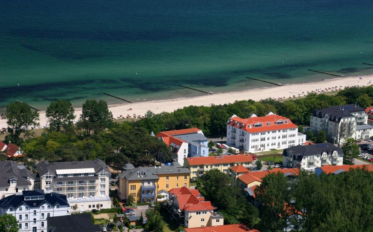 Aerial view Am Weststrand Aparthotel K&uuml;hlungsborn // &copy; Am Weststrand Aparthotel K&uuml;hlungsborn