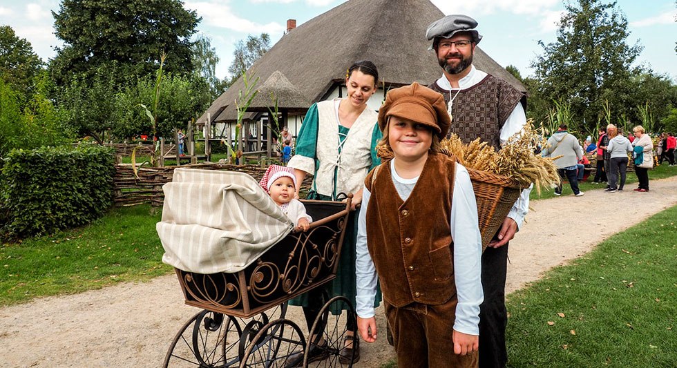 Historische kleding maakt ook deel uit van het oogstfeest in het openluchtmuseum Klockenhagen., &copy; Freilichtmuseum Klockenhagen