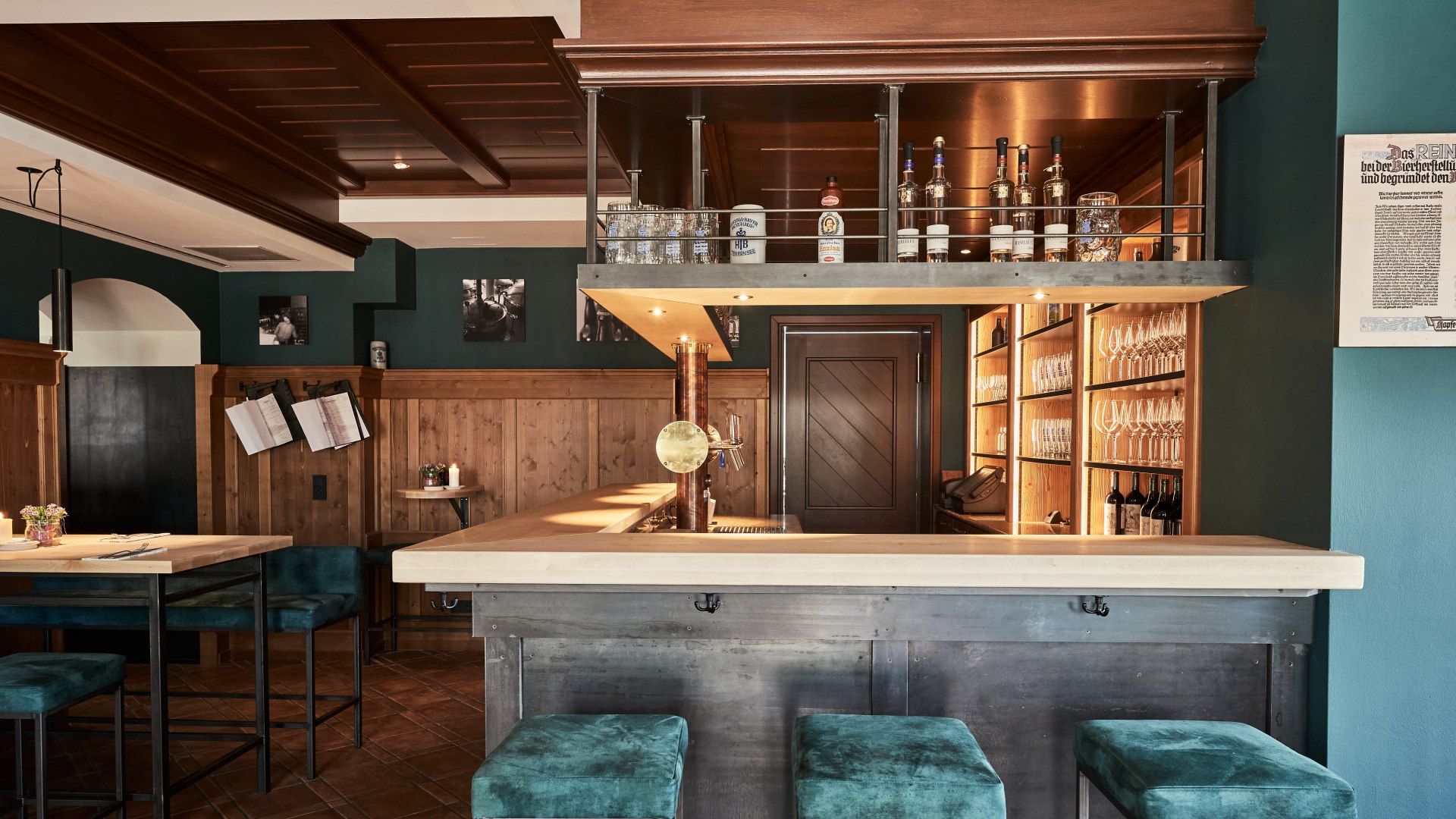 Het Wirtshaus Binz van het Kurhaus - de bar van binnen met toonbank en krukken