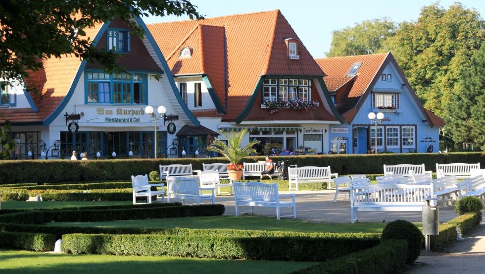 Typowa architektura uzdrowiskowa w ogrodach uzdrowiskowych Boltenhagen // © Kurverwaltung Ostseebad Boltenhagen Typowa architektura uzdrowiskowa w ogrodach uzdrowiskowych Boltenhagen // © Kurverwaltung Ostseebad Boltenhagen