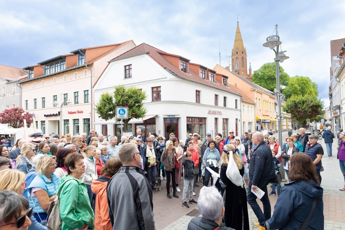 Large crowds for the city tour with the mayor and Duchess Anna // &copy; Antje Fr&ouml;hlich