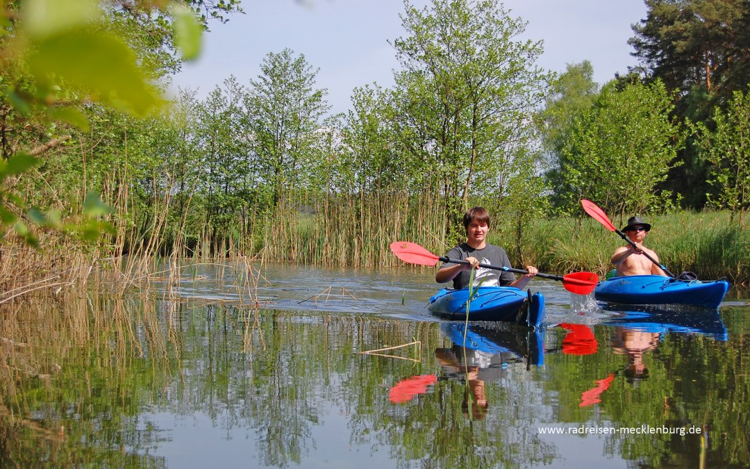 Two paddlers in kayak on the lake., © Ralf Tetmeyer, radreisen-mecklenburg