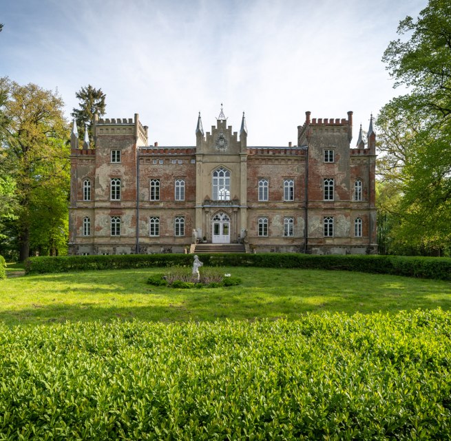 Dwór zbudowany jest w stylu gotyku Tudorów. // © Herrenhaus Vogelsang / DOMUS Images Alexander Rudolph Dwór zbudowany jest w stylu gotyku Tudorów. // © Herrenhaus Vogelsang / DOMUS Images Alexander Rudolph