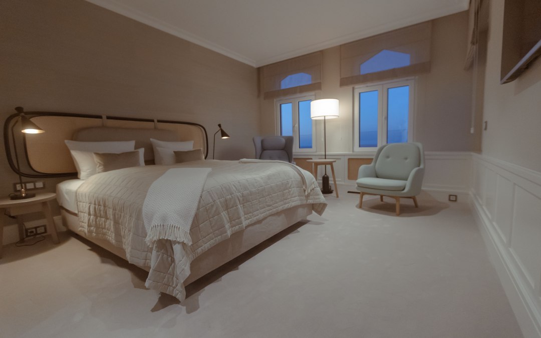 02 Doppelzimmer Meerblick Blaue Stunde, © Strandhotel Ostende