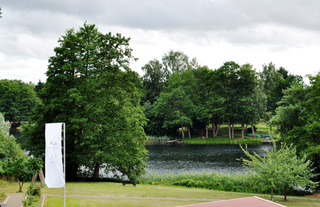 Uitzicht vanaf het terras over de Hans Fallada museumtuin naar het meer van Carwitz, © zoneEINZ GmbH Uitzicht vanaf het terras over de Hans Fallada museumtuin naar het meer van Carwitz, © zoneEINZ GmbH