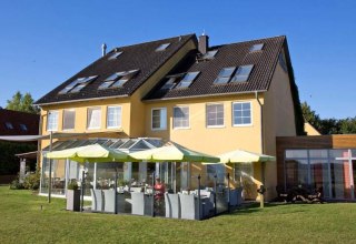 Hotelansicht Wiesenseite // © Hotel am Müritz-Nationalpark Hotelansicht Wiesenseite // © Hotel am Müritz-Nationalpark