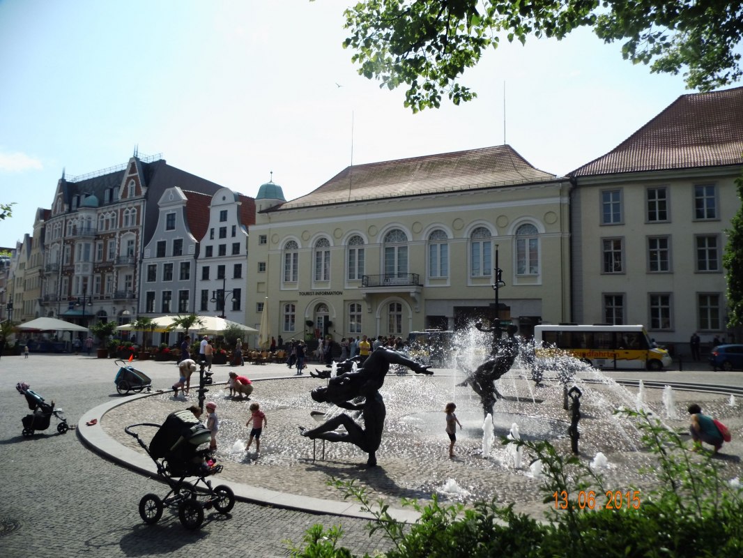 Zacznij tutaj przy pięknej fontannie radości życia // © © SF Zacznij tutaj przy pięknej fontannie radości życia // © © SF