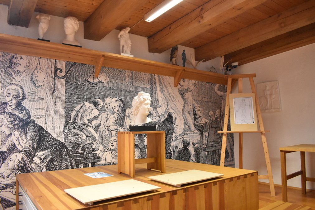 Gabinet rysunkowy w Centrum Caspara Davida Friedricha ze sztalugami i przedmiotami do rysowania, © ©Caspar-David-Friedrich-Gesellschaft e. V., Foto: Karl Mühlbach 2023